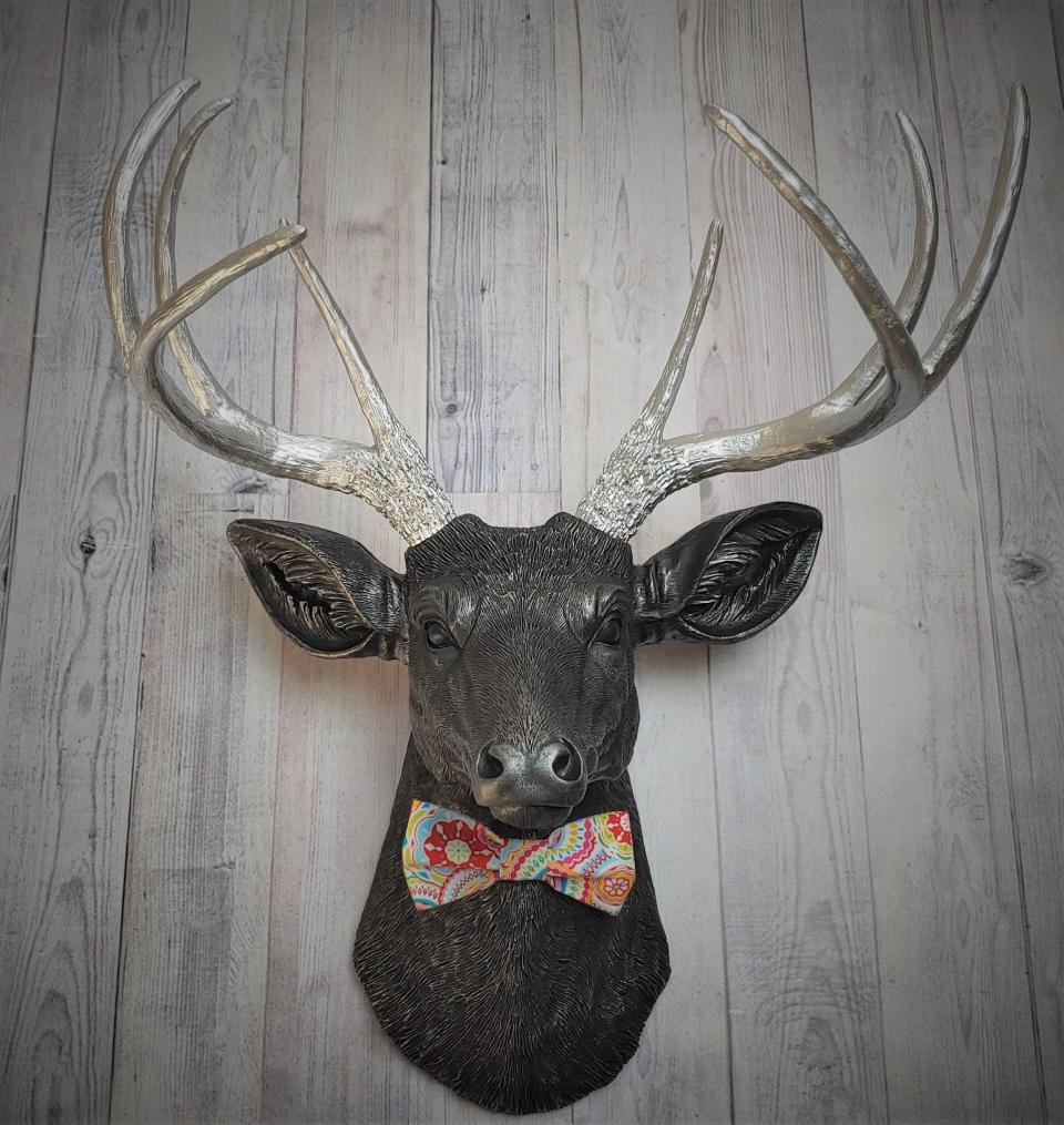 Faux Taxidermy Deer Head Wall Mount, Stag Head Wall Art with Bow Tie