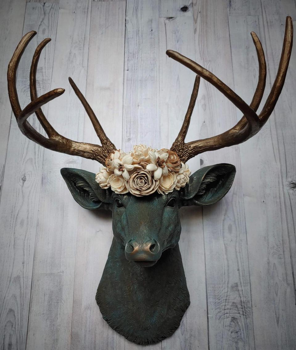 置物 taxidermy deer head (mounted decoration) Colorful Cast and Crew
